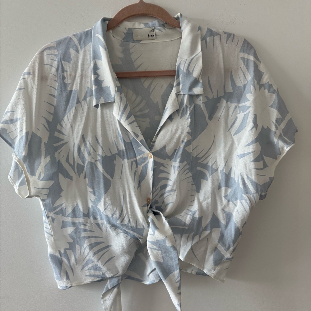 Aritzia Front Tie Hawaiian Cropped Shirt